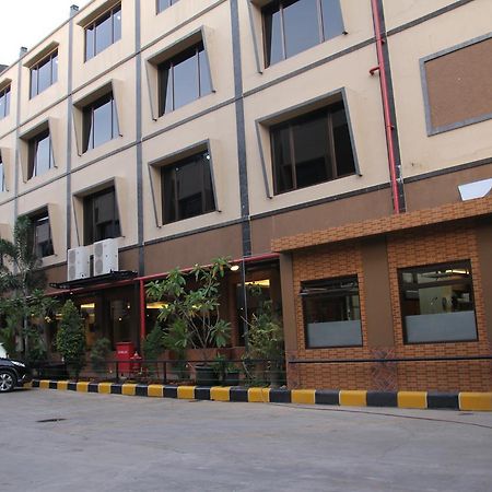 Reddoorz Plus Near Soekarno Hatta Airport 2 Tangerang Exterior photo