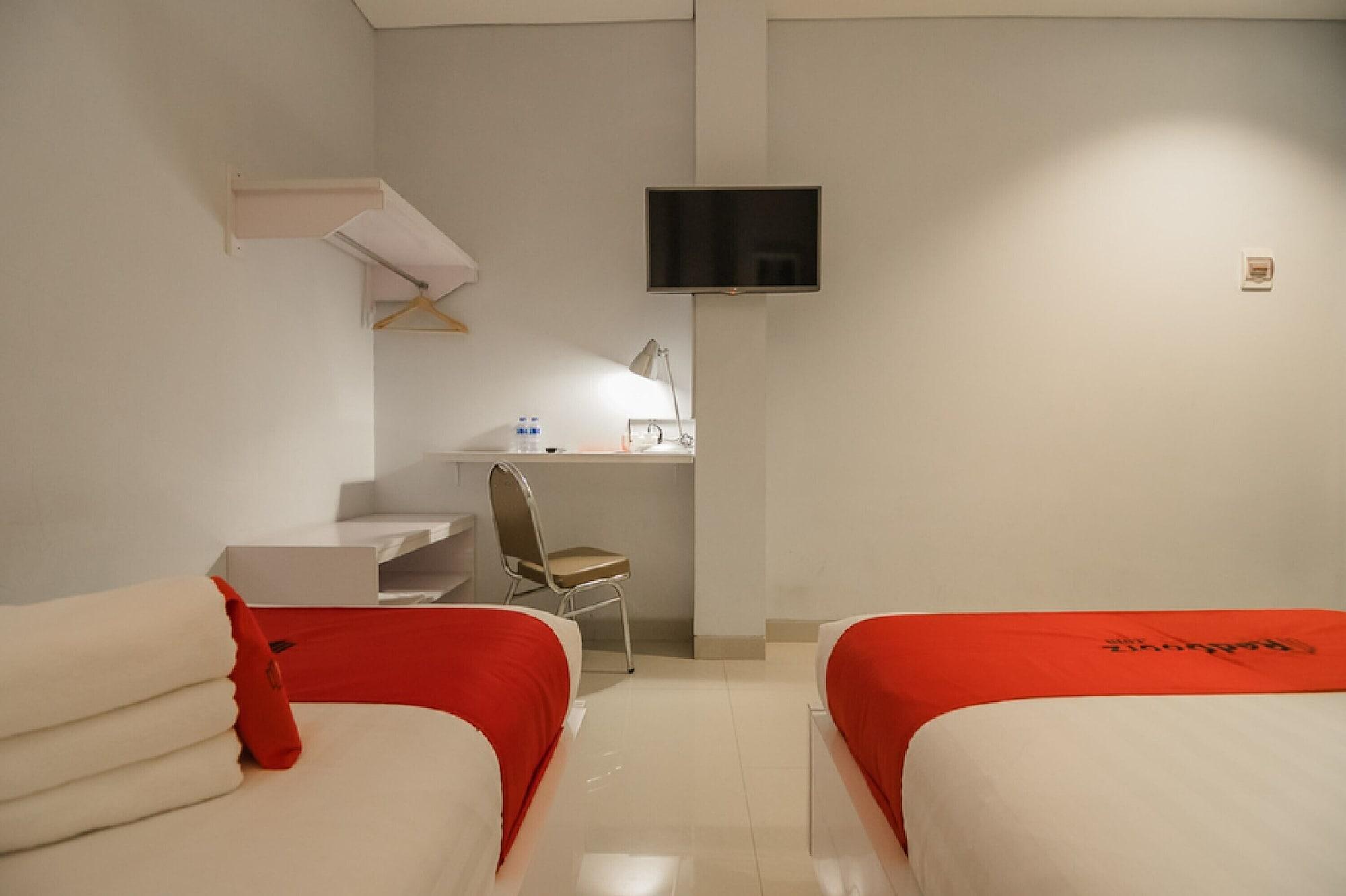 Reddoorz Plus Near Soekarno Hatta Airport 2 Tangerang Exterior photo