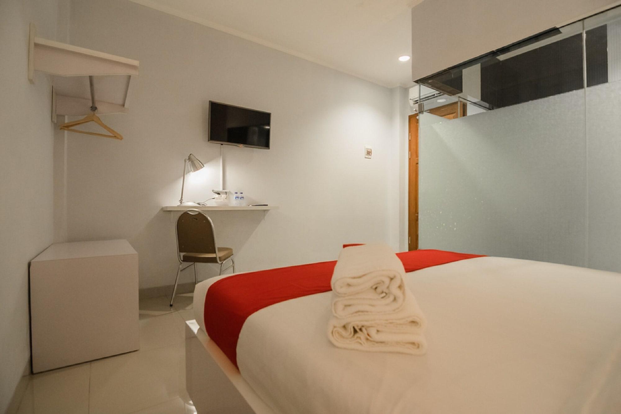 Reddoorz Plus Near Soekarno Hatta Airport 2 Tangerang Exterior photo