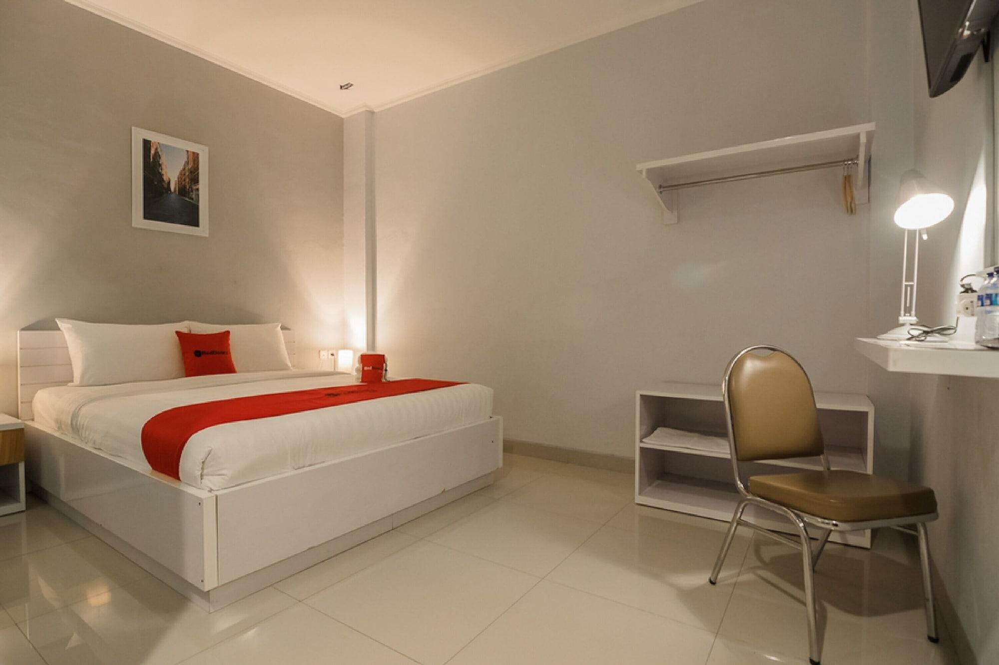 Reddoorz Plus Near Soekarno Hatta Airport 2 Tangerang Exterior photo